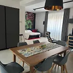 Omar's Nest Apartament *