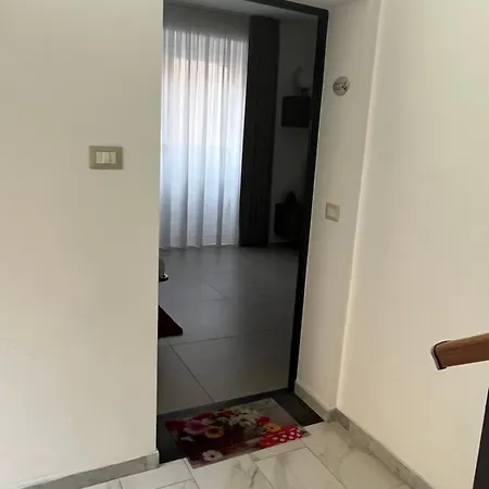 Omar's Nest * Κατάνια